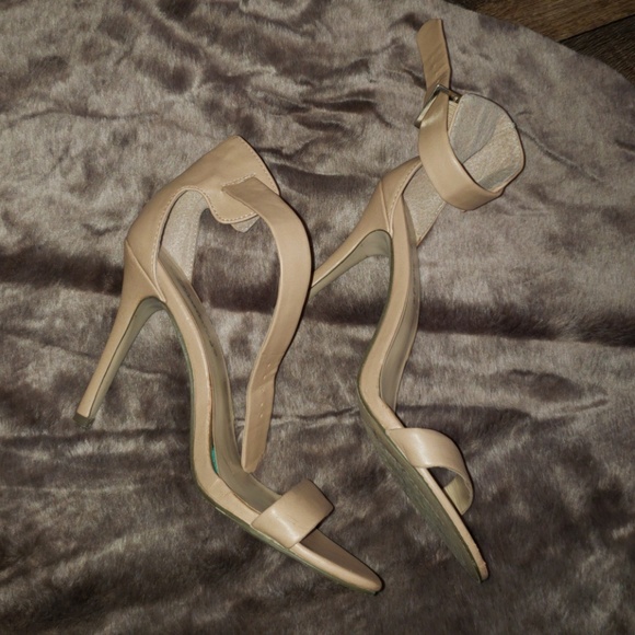 Breckelle's shoes size 6 nude - Picture 4 of 7